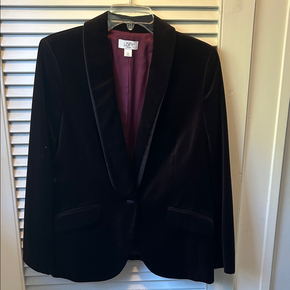 Ann Taylor  Loft. Petite Women’s dark brown lined velveteen blazer. NWOT 14P